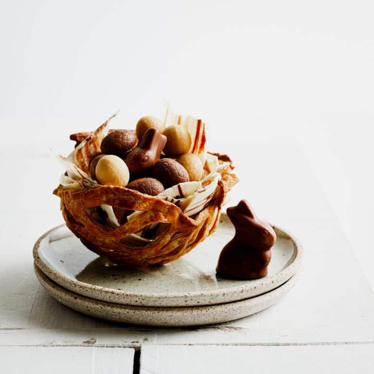 PASTRY BASKETS WITH CHOCOLATE STRAW AND EGGS