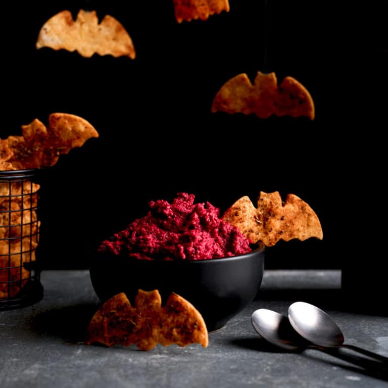 BAT CRACKERS WITH ROASTED BEETROOT AND APPLE DIP